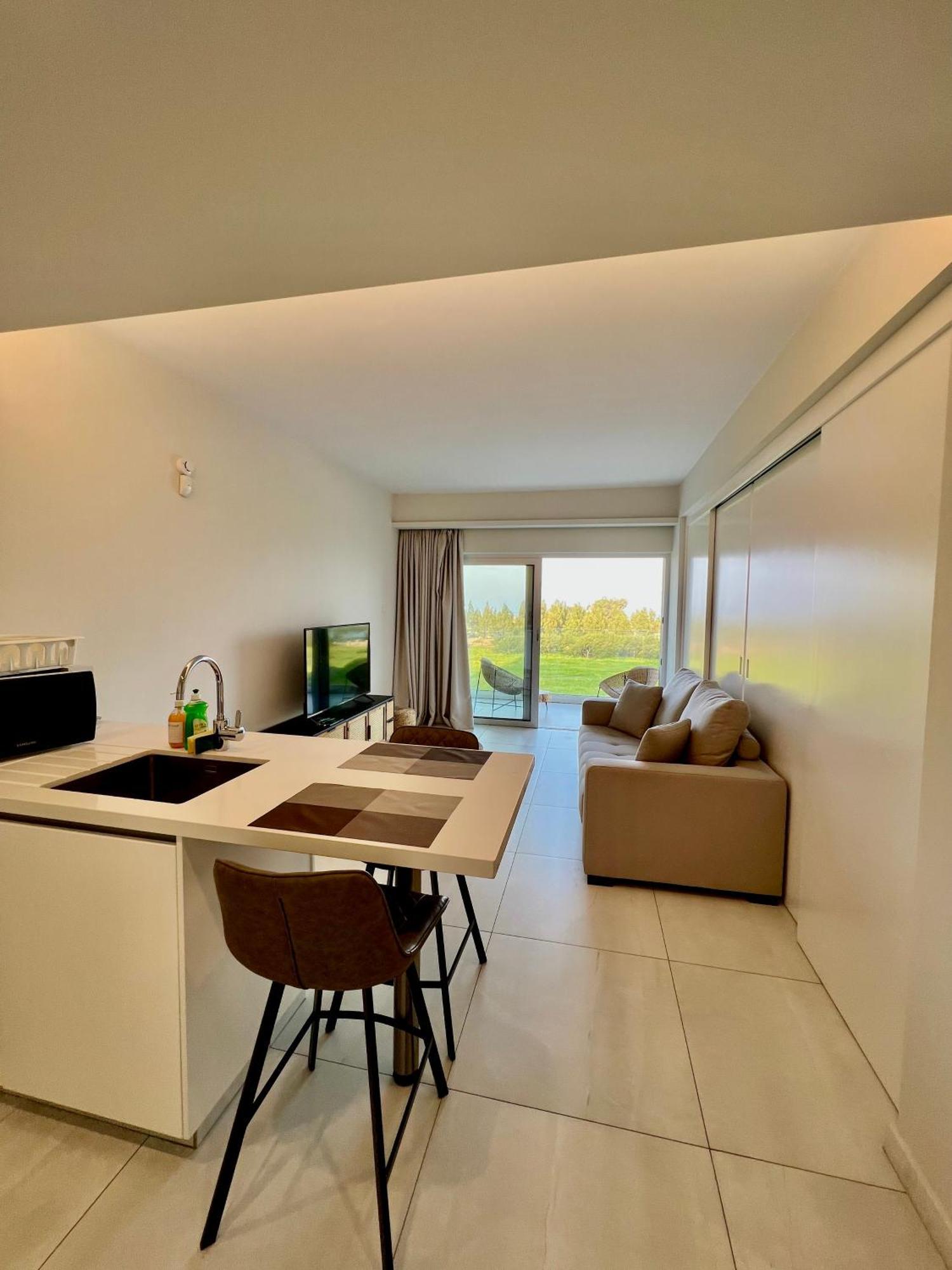 Emerald Suites Протарас Экстерьер фото