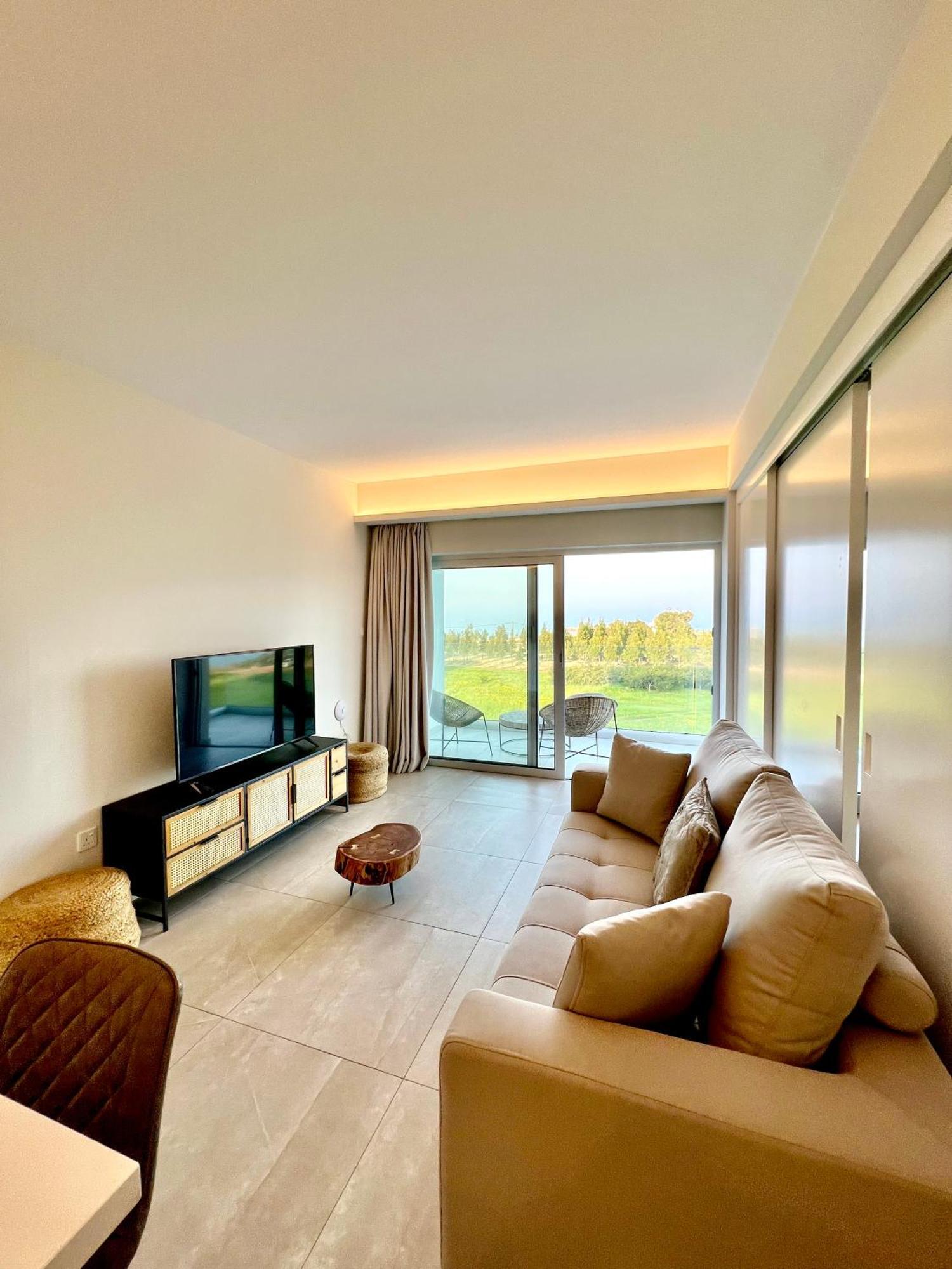 Emerald Suites Протарас Экстерьер фото
