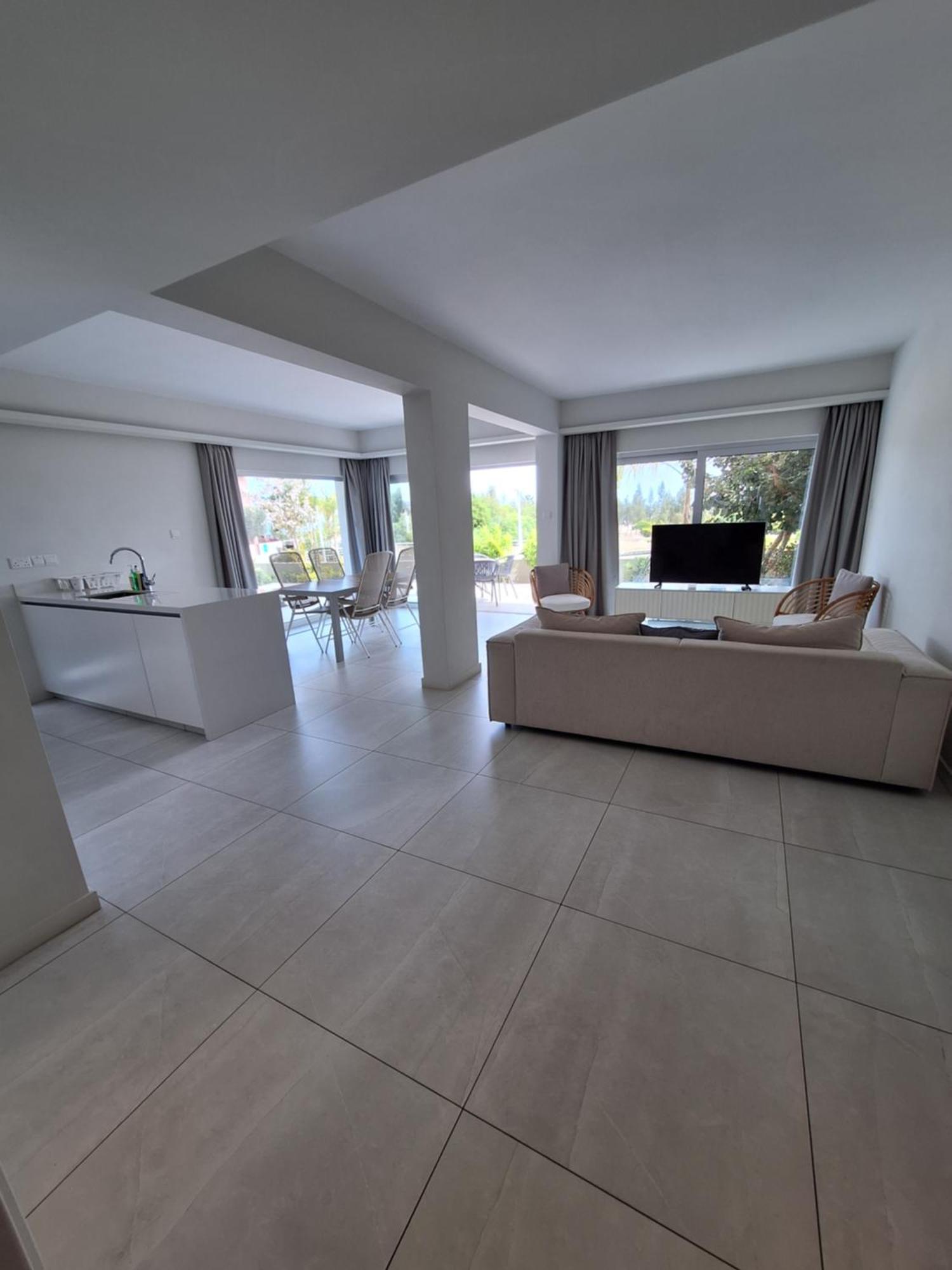 Emerald Suites Протарас Экстерьер фото